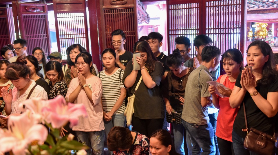 Sĩ tử ồ ạt kéo về Văn Miếu, cầu khấn, sờ đầu rùa trước kì thi THPT Quốc gia 2019 - 4 Sĩ tử ồ ạt kéo về Văn Miếu, cầu khấn, sờ đầu rùa trước kì thi THPT Quốc gia 2019 - 4