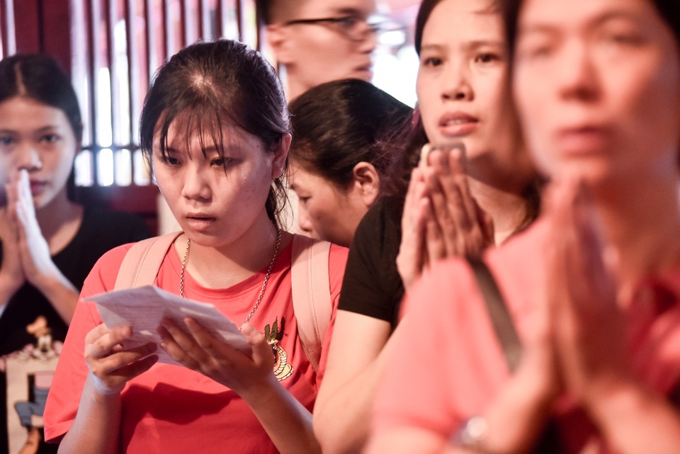 Sĩ tử ồ ạt kéo về Văn Miếu, cầu khấn, sờ đầu rùa trước kì thi THPT Quốc gia 2019 - 7 Sĩ tử ồ ạt kéo về Văn Miếu, cầu khấn, sờ đầu rùa trước kì thi THPT Quốc gia 2019 - 7