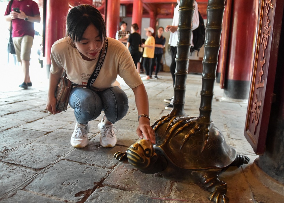 Sĩ tử ồ ạt kéo về Văn Miếu, cầu khấn, sờ đầu rùa trước kì thi THPT Quốc gia 2019 - 12 Sĩ tử ồ ạt kéo về Văn Miếu, cầu khấn, sờ đầu rùa trước kì thi THPT Quốc gia 2019 - 12