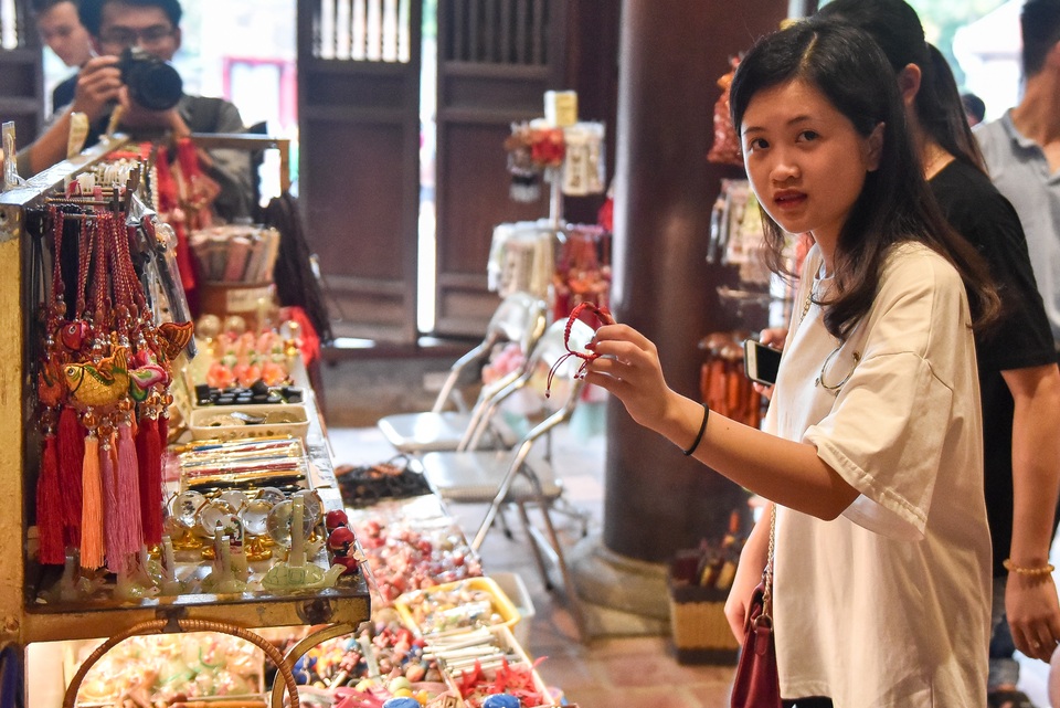 Sĩ tử ồ ạt kéo về Văn Miếu, cầu khấn, sờ đầu rùa trước kì thi THPT Quốc gia 2019 - 10 Sĩ tử ồ ạt kéo về Văn Miếu, cầu khấn, sờ đầu rùa trước kì thi THPT Quốc gia 2019 - 10