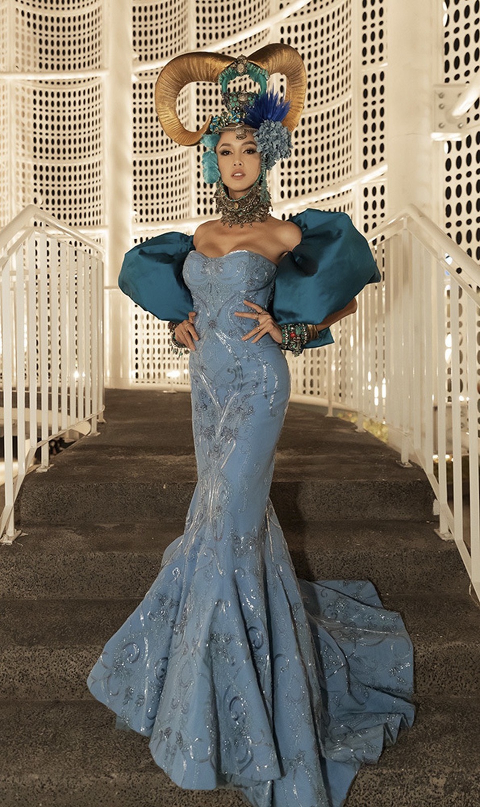 Minh Hằng có kiểu tóc gây tranh cãi; Vũ Ngọc Anh gây sốc với đầu “đội sừng trâu” - 3 Minh Hằng có kiểu tóc gây tranh cãi; Vũ Ngọc Anh gây sốc với đầu “đội sừng trâu” - 3