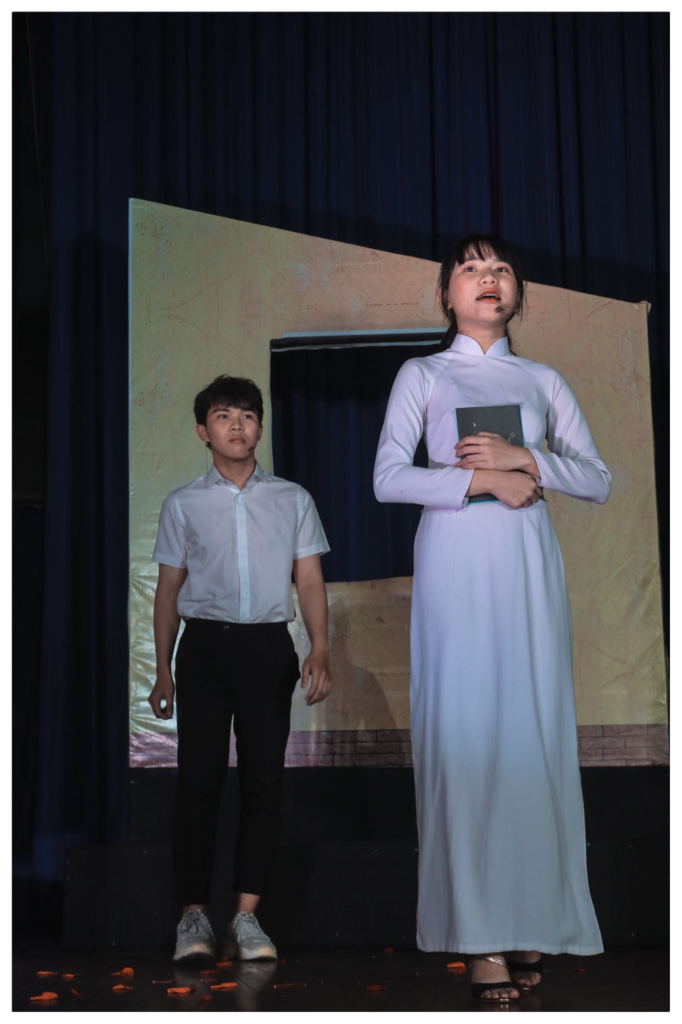 Nữ sinh lớp 10 bị khán giả vây kín vì ca cải lương quá xuất thần - 1 Nữ sinh lớp 10 bị khán giả vây kín vì ca cải lương quá xuất thần - 1