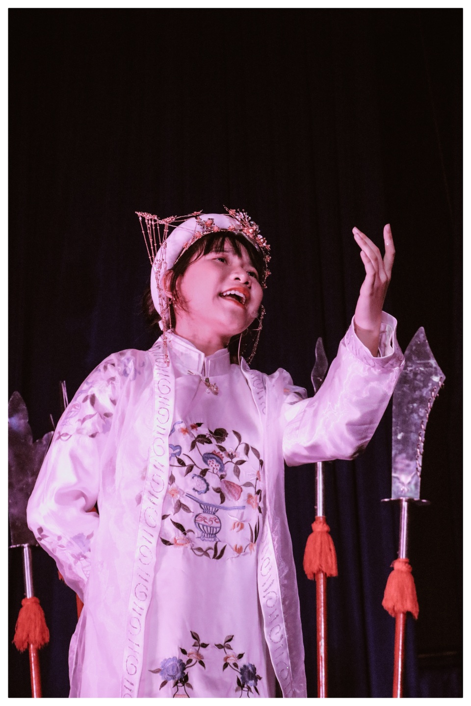 Nữ sinh lớp 10 bị khán giả vây kín vì ca cải lương quá xuất thần - 3 Nữ sinh lớp 10 bị khán giả vây kín vì ca cải lương quá xuất thần - 3