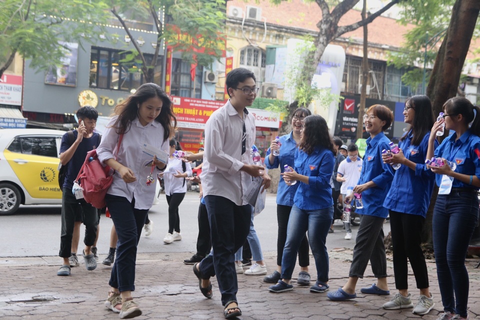 Cha đưa con gái ngồi xe lăn đến làm thủ tục thi THPT quốc gia - 10 Cha đưa con gái ngồi xe lăn đến làm thủ tục thi THPT quốc gia - 10