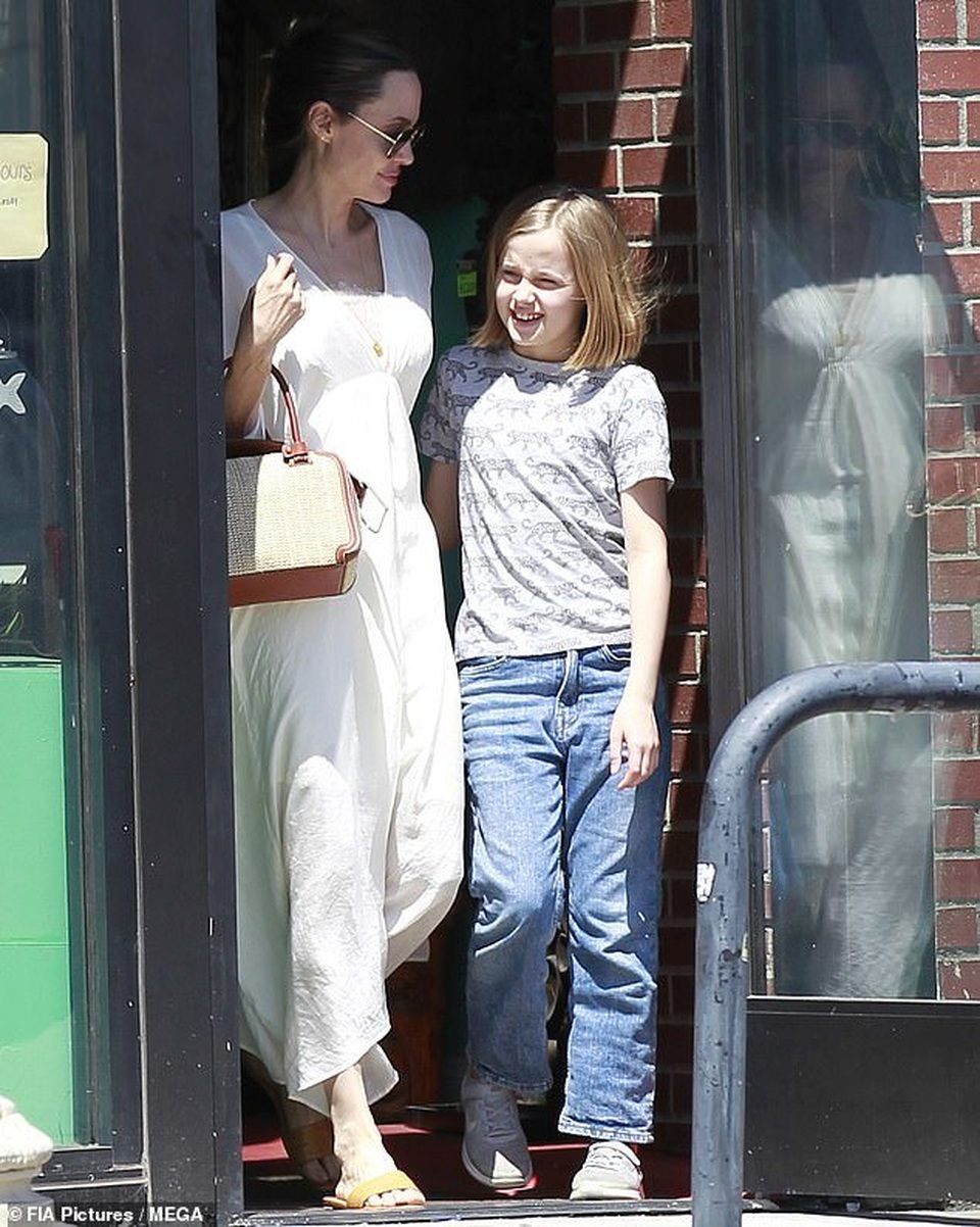 Angelina Jolie dành trọn thời gian cho các con - 2 Angelina Jolie dành trọn thời gian cho các con - 2