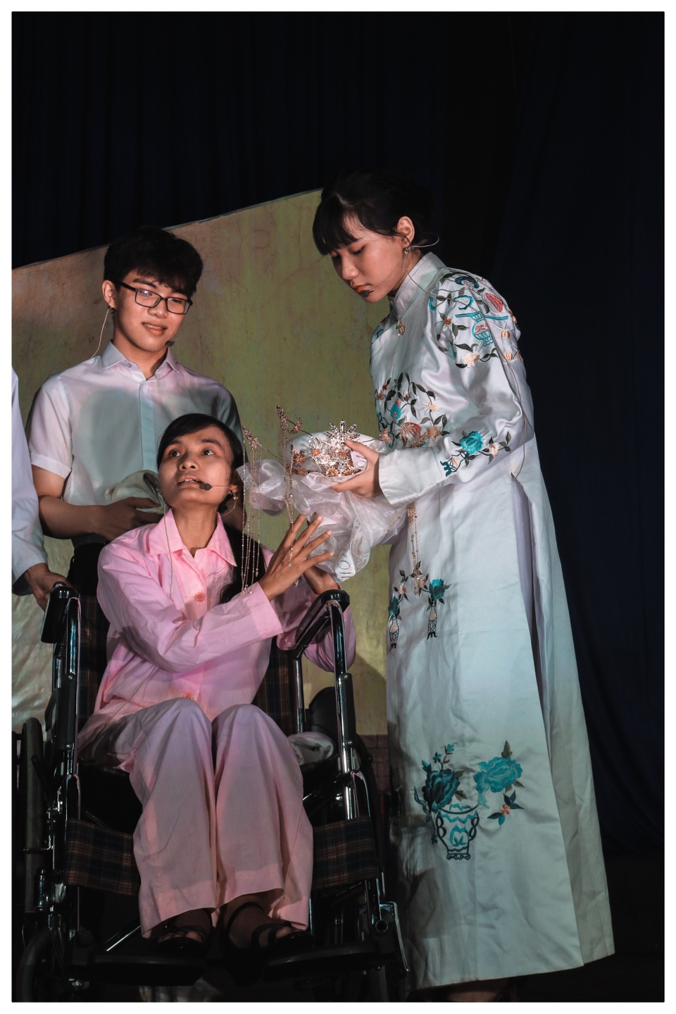 Nữ sinh lớp 10 bị khán giả vây kín vì ca cải lương quá xuất thần - 2 Nữ sinh lớp 10 bị khán giả vây kín vì ca cải lương quá xuất thần - 2