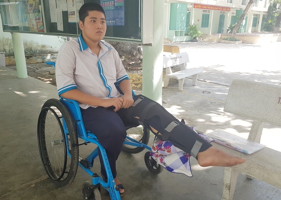 Nam sinh gãy chân, ngồi xe lăn vẫn không bỏ thi THPT quốc gia - 1 Nam sinh gãy chân, ngồi xe lăn vẫn không bỏ thi THPT quốc gia - 1