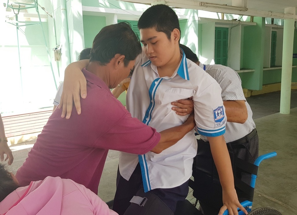 Nam sinh gãy chân, ngồi xe lăn vẫn không bỏ thi THPT quốc gia - 3 Nam sinh gãy chân, ngồi xe lăn vẫn không bỏ thi THPT quốc gia - 3