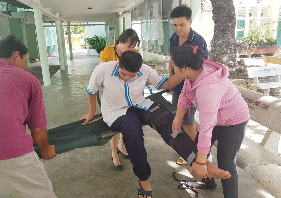 Nam sinh gãy chân, ngồi xe lăn vẫn không bỏ thi THPT quốc gia - 4 Nam sinh gãy chân, ngồi xe lăn vẫn không bỏ thi THPT quốc gia - 4