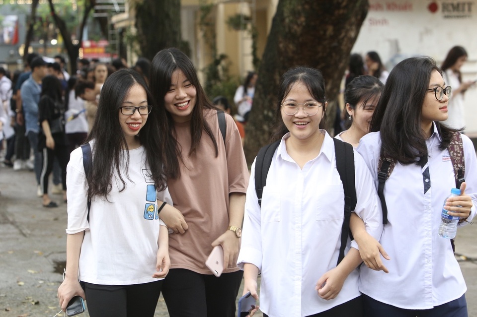 Cha đưa con gái ngồi xe lăn đến làm thủ tục thi THPT quốc gia - 2 Cha đưa con gái ngồi xe lăn đến làm thủ tục thi THPT quốc gia - 2