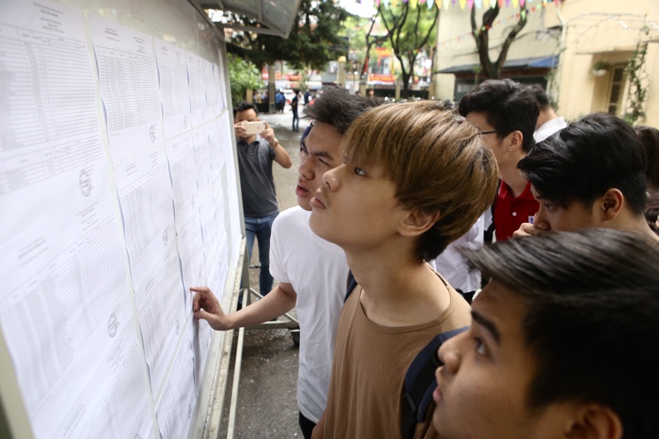 Cha đưa con gái ngồi xe lăn đến làm thủ tục thi THPT quốc gia - 8 Cha đưa con gái ngồi xe lăn đến làm thủ tục thi THPT quốc gia - 8