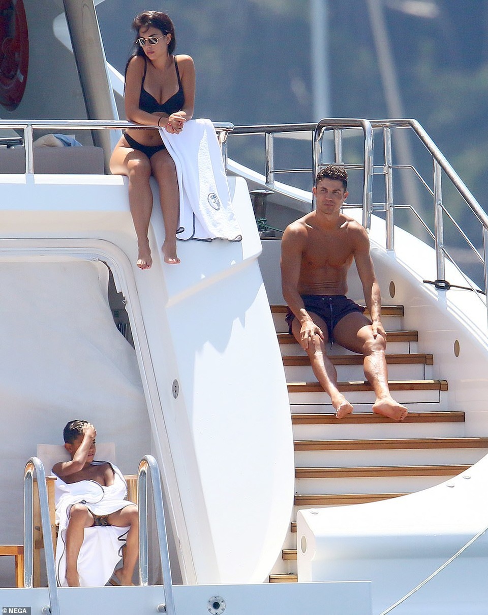 Thân hình bốc lửa của bạn gái Ronaldo - 5 Thân hình bốc lửa của bạn gái Ronaldo - 5