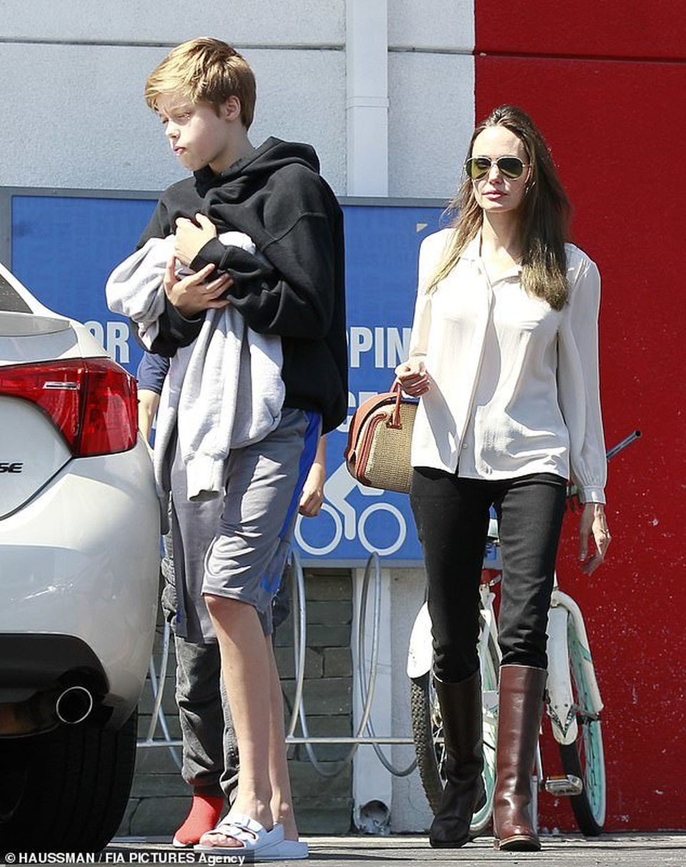 Angelina Jolie dành trọn thời gian cho các con - 4 Angelina Jolie dành trọn thời gian cho các con - 4