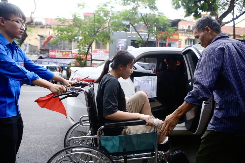 Cha đưa con gái ngồi xe lăn đến làm thủ tục thi THPT quốc gia - 5 Cha đưa con gái ngồi xe lăn đến làm thủ tục thi THPT quốc gia - 5