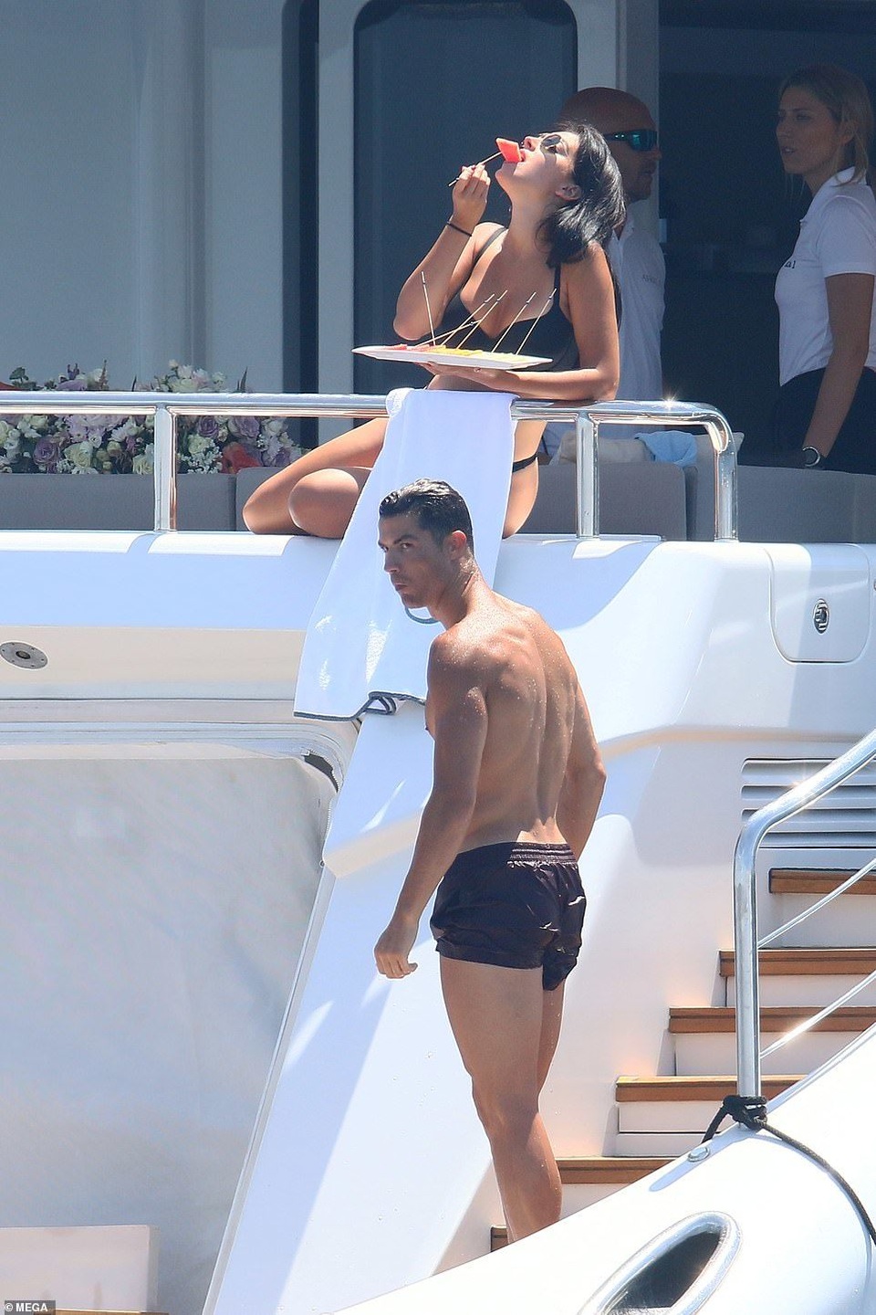 Thân hình bốc lửa của bạn gái Ronaldo - 4 Thân hình bốc lửa của bạn gái Ronaldo - 4