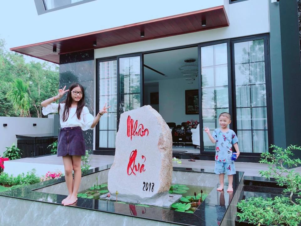 Quốc Trường “Về nhà đi con” lộ nội thất biệt thự “khủng”, đưa gia đình đi du hí - 12 Quốc Trường “Về nhà đi con” lộ nội thất biệt thự “khủng”, đưa gia đình đi du hí - 12