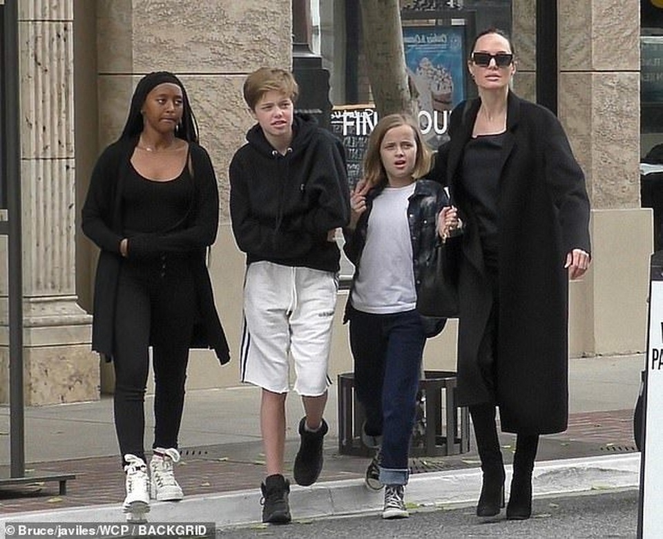 Angelina Jolie dành trọn thời gian cho các con - 6 Angelina Jolie dành trọn thời gian cho các con - 6