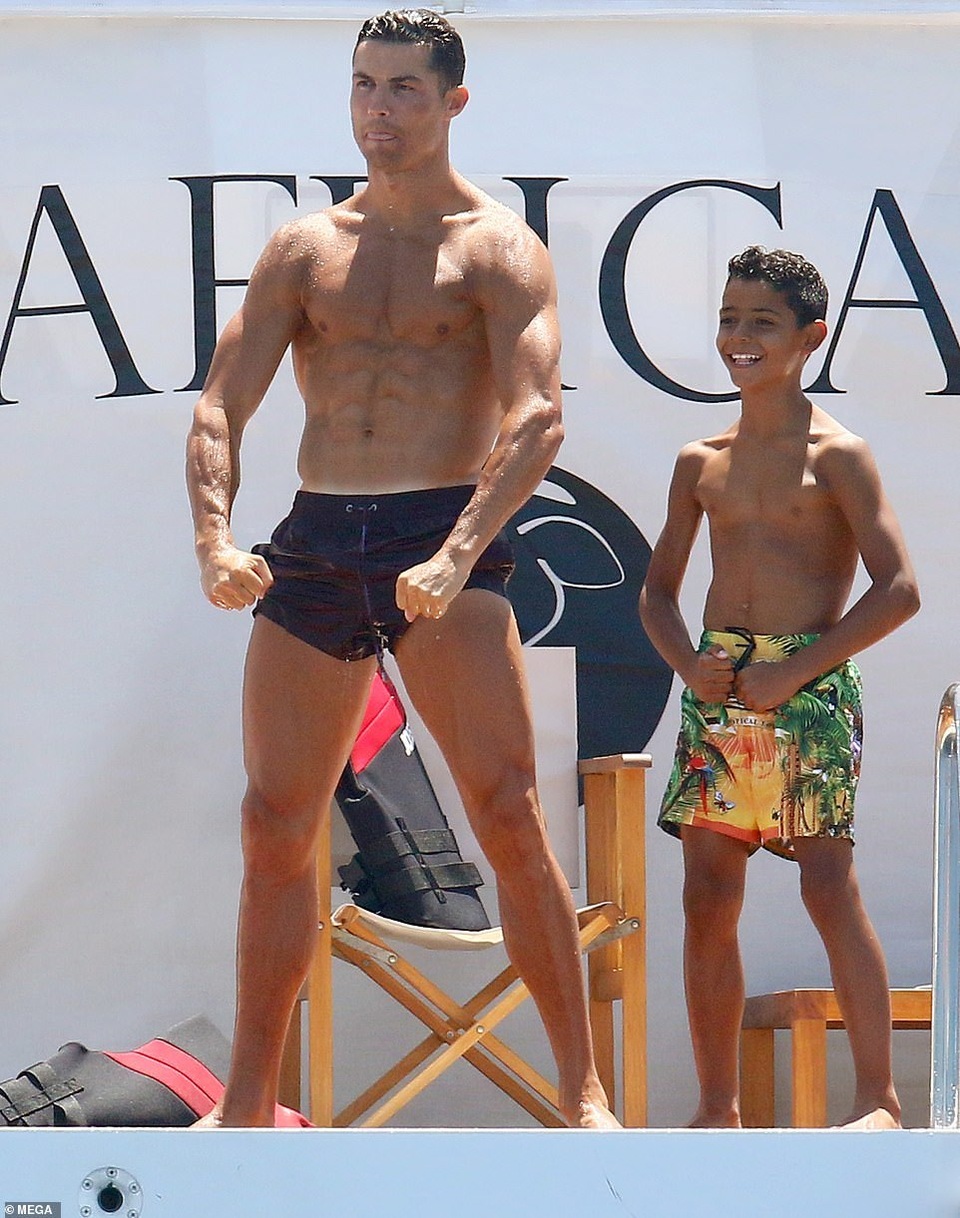 Thân hình bốc lửa của bạn gái Ronaldo - 8 Thân hình bốc lửa của bạn gái Ronaldo - 8