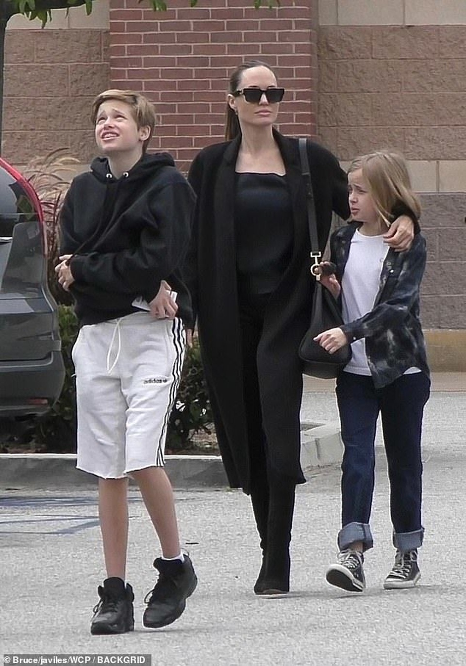Angelina Jolie dành trọn thời gian cho các con - 7 Angelina Jolie dành trọn thời gian cho các con - 7