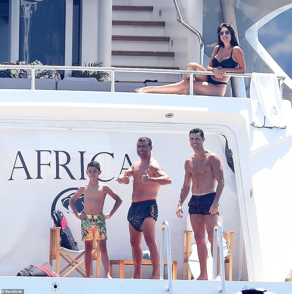 Thân hình bốc lửa của bạn gái Ronaldo - 7 Thân hình bốc lửa của bạn gái Ronaldo - 7