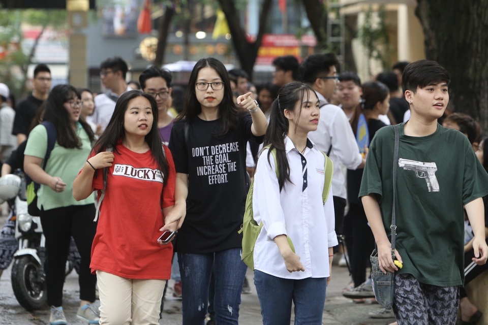 Cha đưa con gái ngồi xe lăn đến làm thủ tục thi THPT quốc gia - 1 Cha đưa con gái ngồi xe lăn đến làm thủ tục thi THPT quốc gia - 1