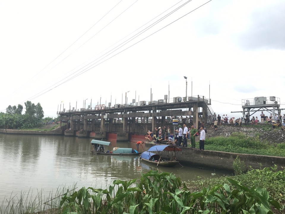 Thuyền đánh cá bị cuốn vào cống thủy lợi, 2 bà cháu tử vong - 1 Thuyền đánh cá bị cuốn vào cống thủy lợi, 2 bà cháu tử vong - 1
