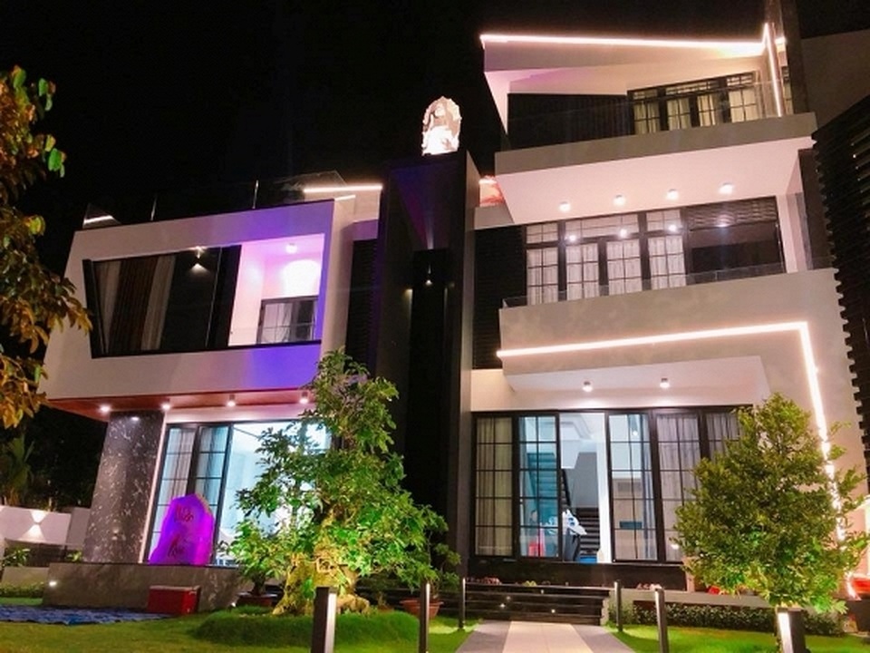Quốc Trường “Về nhà đi con” lộ nội thất biệt thự “khủng”, đưa gia đình đi du hí - 7 Quốc Trường “Về nhà đi con” lộ nội thất biệt thự “khủng”, đưa gia đình đi du hí - 7