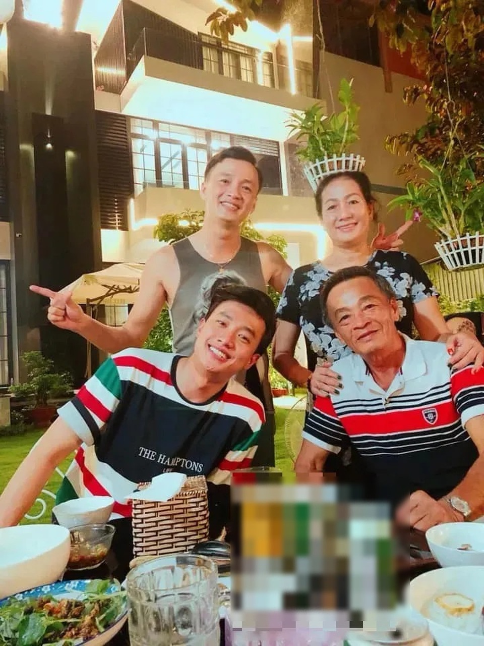 Quốc Trường “Về nhà đi con” lộ nội thất biệt thự “khủng”, đưa gia đình đi du hí - 1 Quốc Trường “Về nhà đi con” lộ nội thất biệt thự “khủng”, đưa gia đình đi du hí - 1