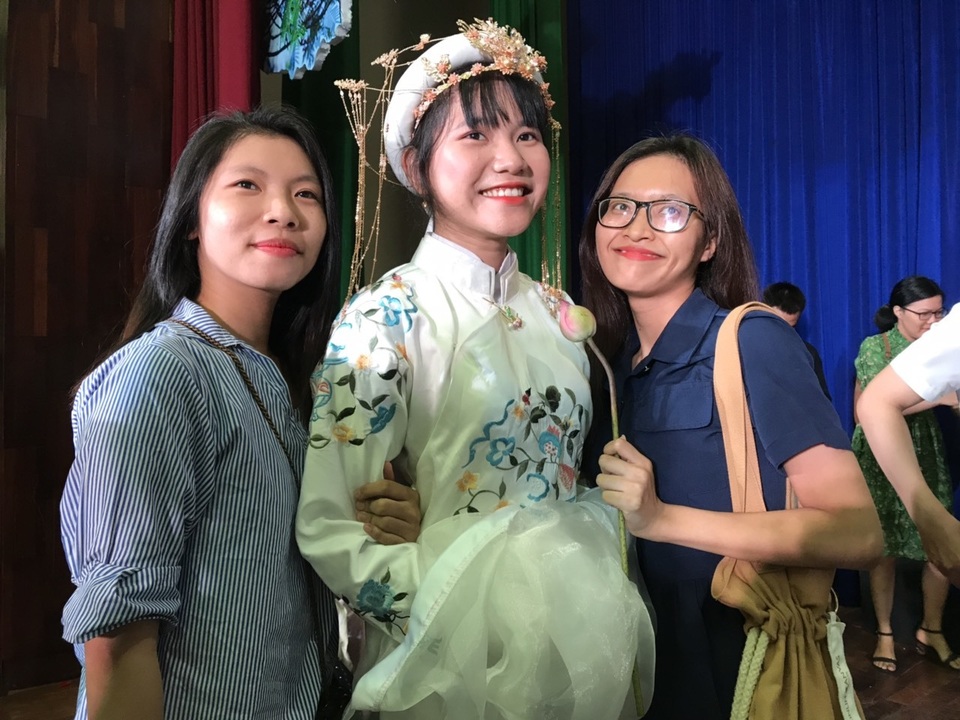 Nữ sinh lớp 10 bị khán giả vây kín vì ca cải lương quá xuất thần - 5 Nữ sinh lớp 10 bị khán giả vây kín vì ca cải lương quá xuất thần - 5