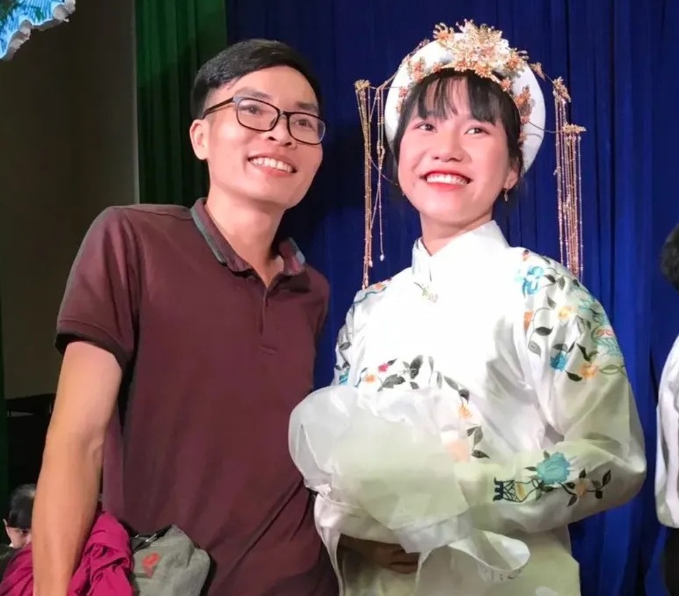 Nữ sinh lớp 10 bị khán giả vây kín vì ca cải lương quá xuất thần - 4 Nữ sinh lớp 10 bị khán giả vây kín vì ca cải lương quá xuất thần - 4