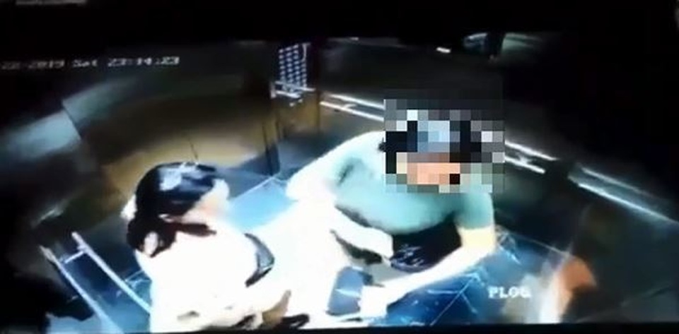 Người phụ nữ che camera nghi tiểu bậy trong thang máy chung cư Hà Nội gây bức xúc - 1 Người phụ nữ che camera nghi tiểu bậy trong thang máy chung cư Hà Nội gây bức xúc - 1