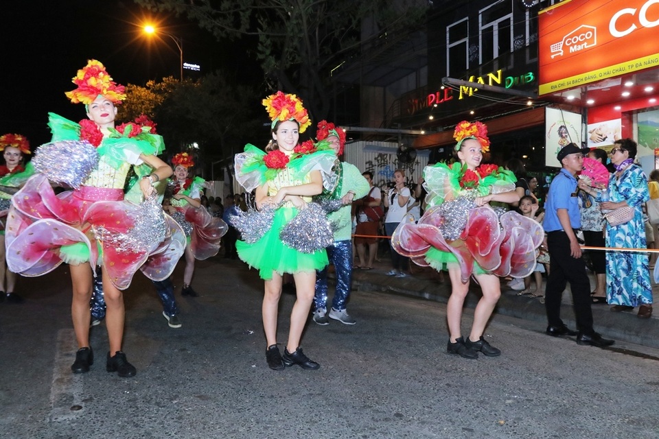 Đà Nẵng bùng nổ với các vũ điệu carnival đường phố tối 23/6 - 4 Đà Nẵng bùng nổ với các vũ điệu carnival đường phố tối 23/6 - 4