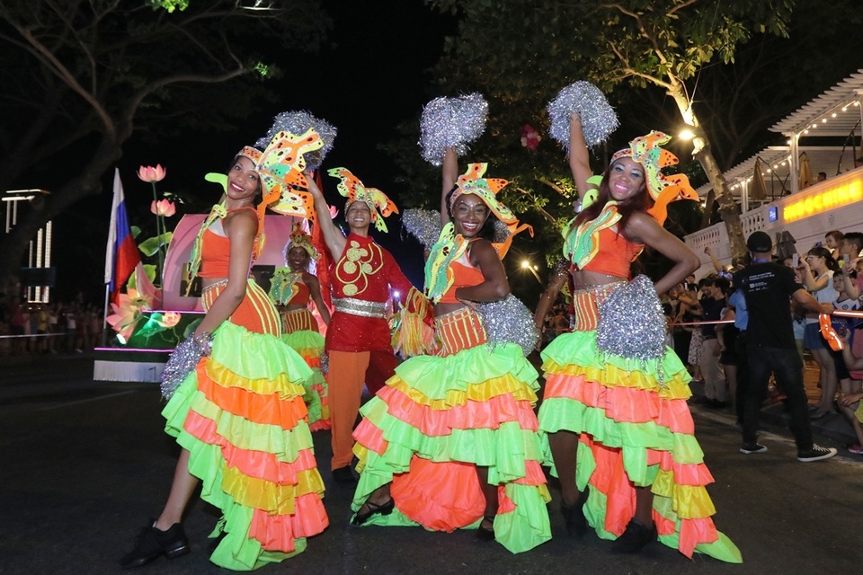 Đà Nẵng bùng nổ với các vũ điệu carnival đường phố tối 23/6 - 5 Đà Nẵng bùng nổ với các vũ điệu carnival đường phố tối 23/6 - 5