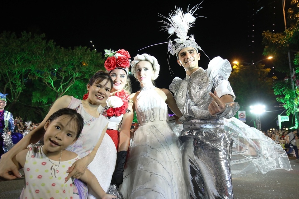 Đà Nẵng bùng nổ với các vũ điệu carnival đường phố tối 23/6 - 6 Đà Nẵng bùng nổ với các vũ điệu carnival đường phố tối 23/6 - 6