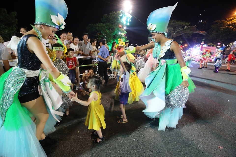 Đà Nẵng bùng nổ với các vũ điệu carnival đường phố tối 23/6 - 7 Đà Nẵng bùng nổ với các vũ điệu carnival đường phố tối 23/6 - 7