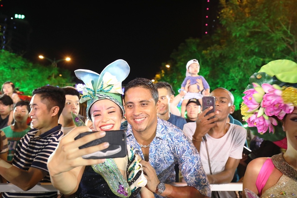 Đà Nẵng bùng nổ với các vũ điệu carnival đường phố tối 23/6 - 8 Đà Nẵng bùng nổ với các vũ điệu carnival đường phố tối 23/6 - 8