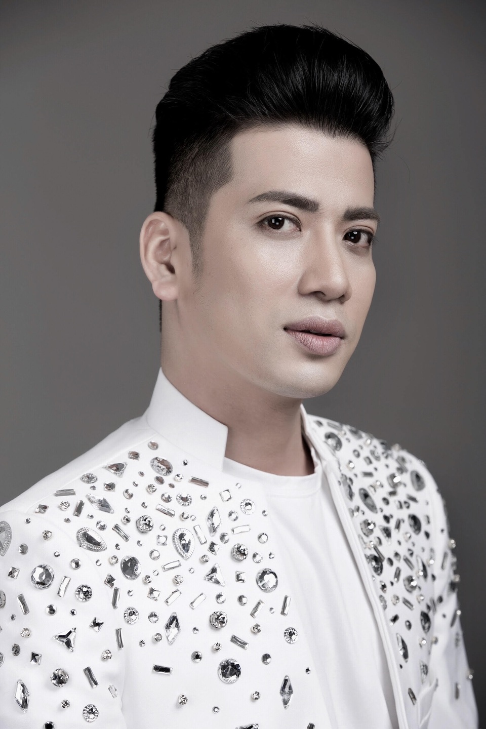 Ca sĩ đất Quảng Bình -Trần Nguyên Thắng khiến khán giả rơi lệ vì ca khúc cộng đồng - 1 Ca sĩ đất Quảng Bình -Trần Nguyên Thắng khiến khán giả rơi lệ vì ca khúc cộng đồng - 1