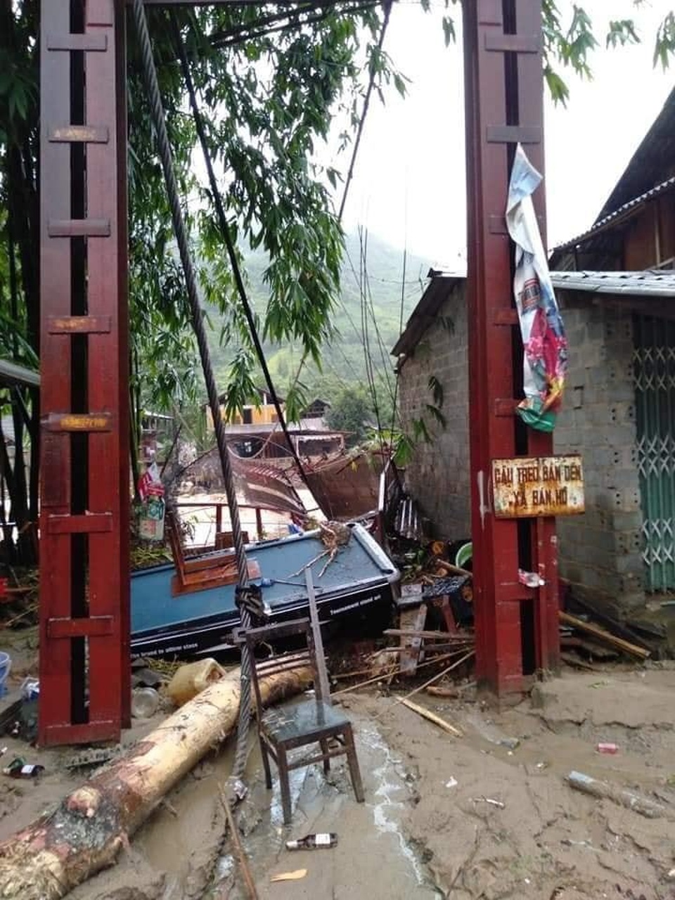 Lũ ống cực lớn vặn nghiêng cầu treo qua suối Sa Pa - 2 Lũ ống cực lớn vặn nghiêng cầu treo qua suối Sa Pa - 2