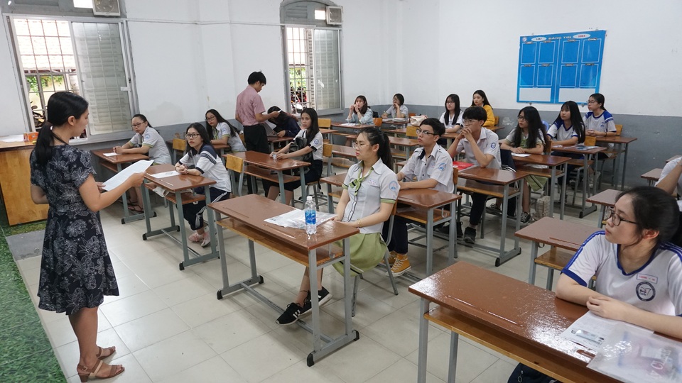 Thí sinh vừa mổ ruột thừa quyết tâm đi thi - 1 Thí sinh vừa mổ ruột thừa quyết tâm đi thi - 1