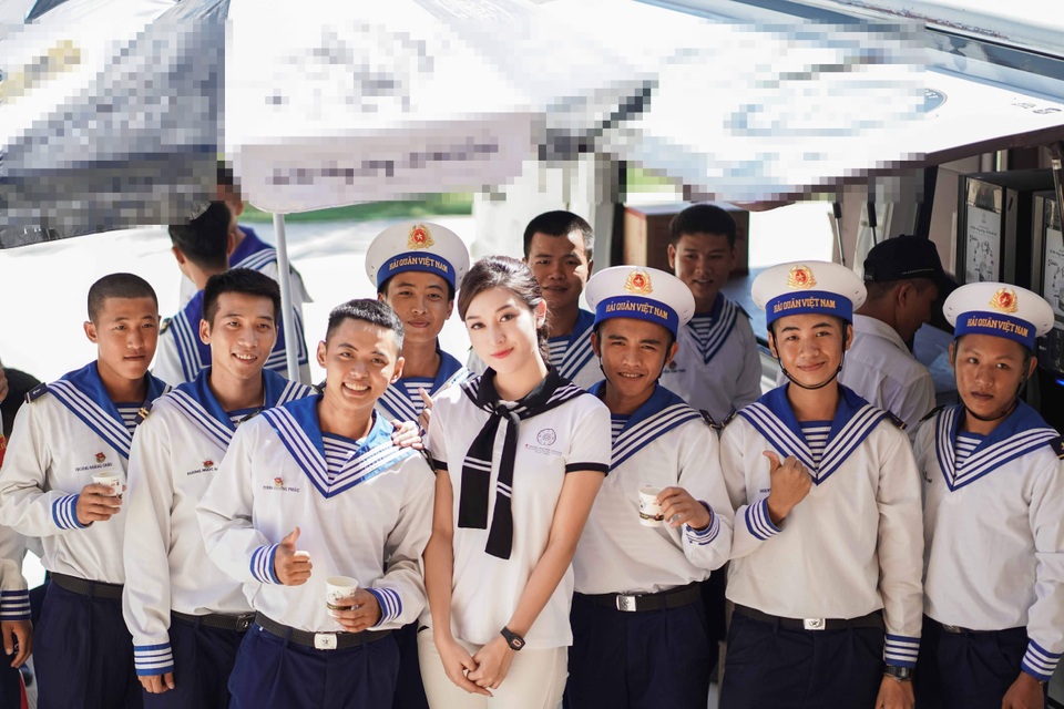 Á hậu Huyền My thẹn thùng khi được chiến sĩ hải quân chỉnh hộ quân phục - 2 Á hậu Huyền My thẹn thùng khi được chiến sĩ hải quân chỉnh hộ quân phục - 2