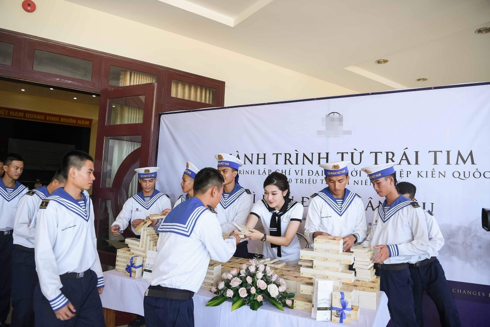 Á hậu Huyền My thẹn thùng khi được chiến sĩ hải quân chỉnh hộ quân phục - 9 Á hậu Huyền My thẹn thùng khi được chiến sĩ hải quân chỉnh hộ quân phục - 9