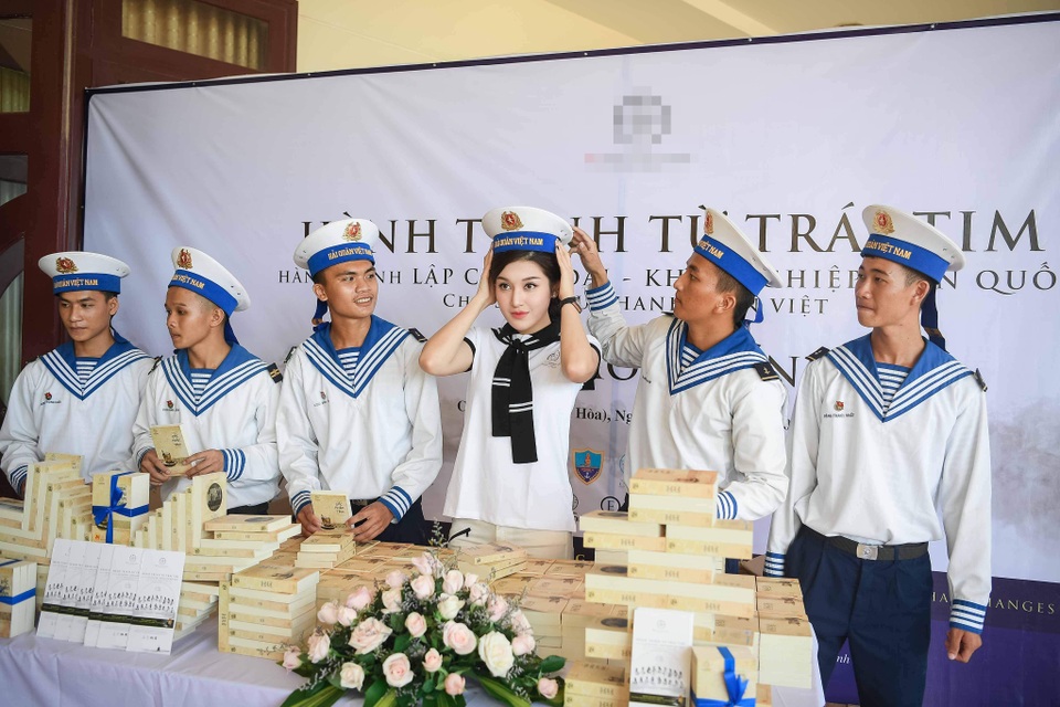 Á hậu Huyền My thẹn thùng khi được chiến sĩ hải quân chỉnh hộ quân phục - 1 Á hậu Huyền My thẹn thùng khi được chiến sĩ hải quân chỉnh hộ quân phục - 1