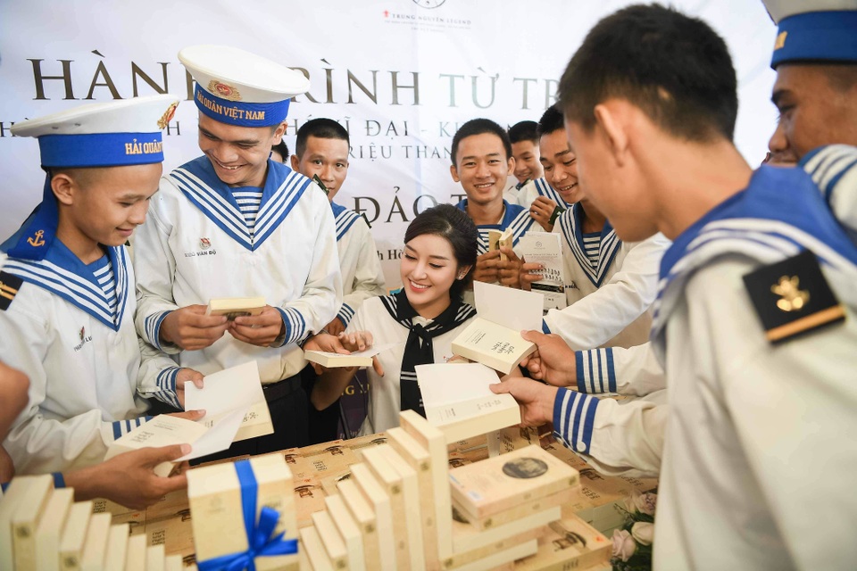 Á hậu Huyền My thẹn thùng khi được chiến sĩ hải quân chỉnh hộ quân phục - 8 Á hậu Huyền My thẹn thùng khi được chiến sĩ hải quân chỉnh hộ quân phục - 8