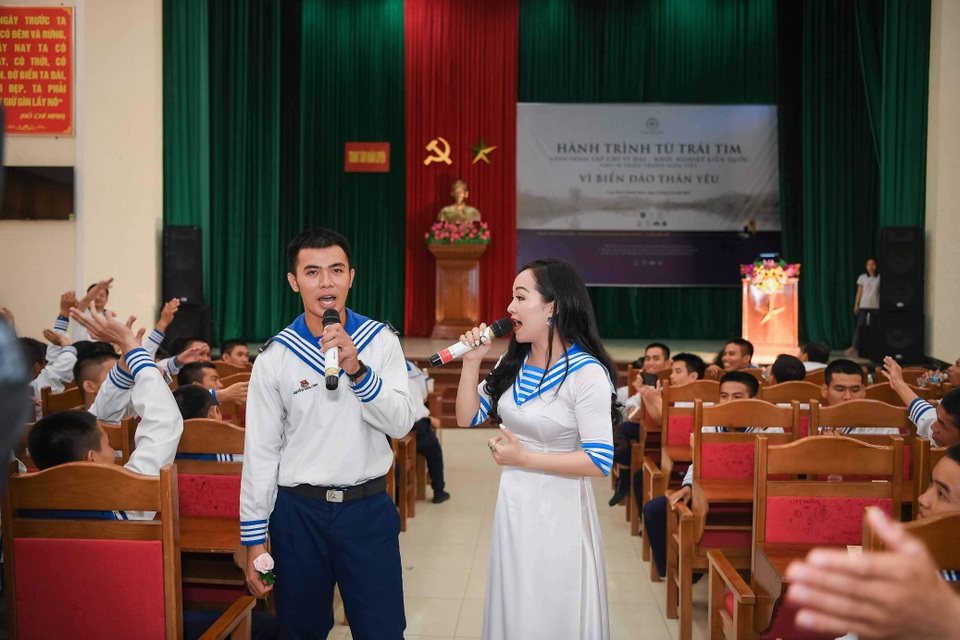Á hậu Huyền My thẹn thùng khi được chiến sĩ hải quân chỉnh hộ quân phục - 5 Á hậu Huyền My thẹn thùng khi được chiến sĩ hải quân chỉnh hộ quân phục - 5