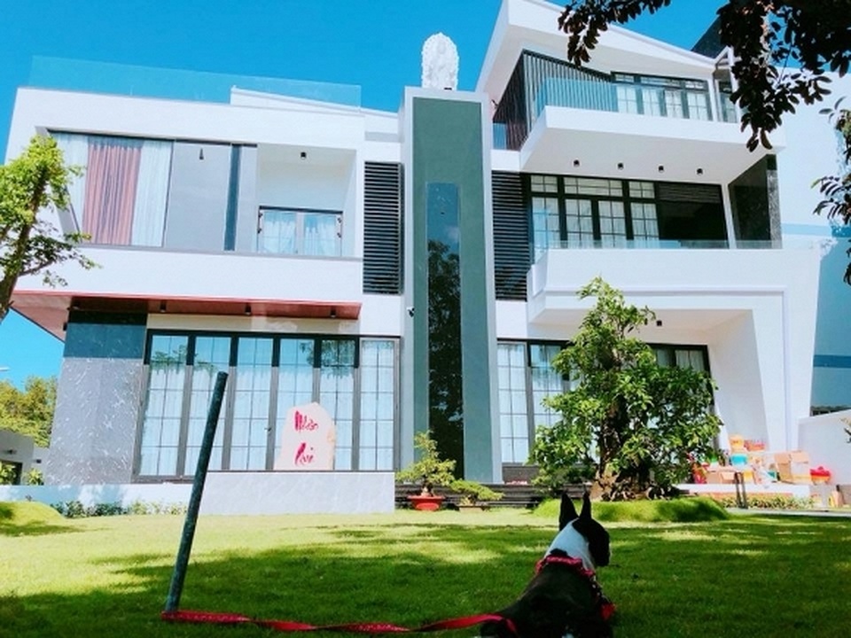 Quốc Trường “Về nhà đi con” lộ nội thất biệt thự “khủng”, đưa gia đình đi du hí - 6 Quốc Trường “Về nhà đi con” lộ nội thất biệt thự “khủng”, đưa gia đình đi du hí - 6