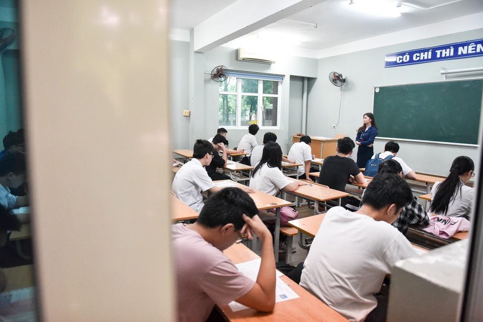 Thi THPT quốc gia 2019: Thí sinh đến muộn chạy marathon vào trường nhận phòng thi - 9 Thi THPT quốc gia 2019: Thí sinh đến muộn chạy marathon vào trường nhận phòng thi - 9