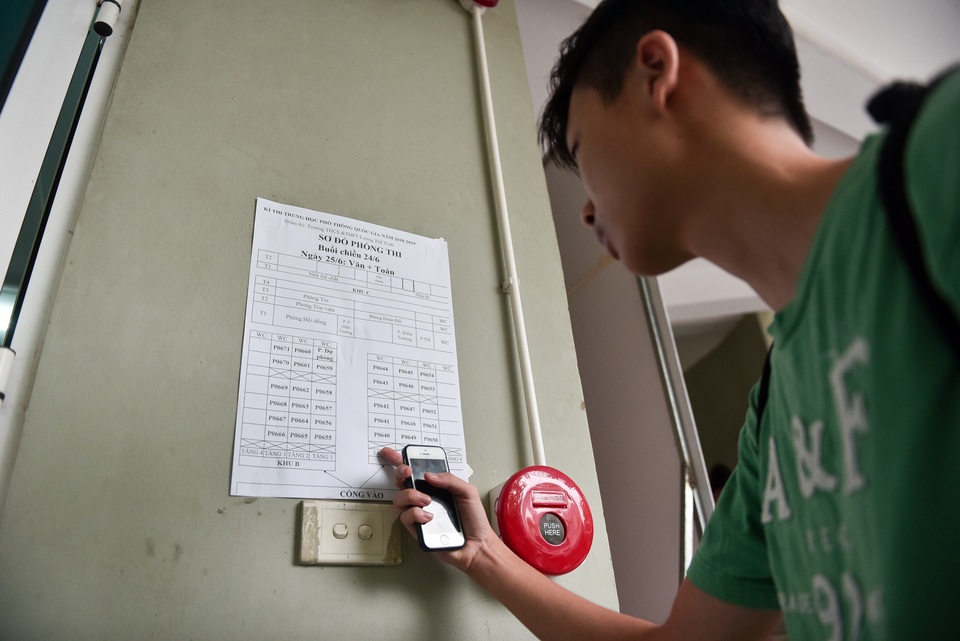 Thi THPT quốc gia 2019: Thí sinh đến muộn chạy marathon vào trường nhận phòng thi - 5 Thi THPT quốc gia 2019: Thí sinh đến muộn chạy marathon vào trường nhận phòng thi - 5