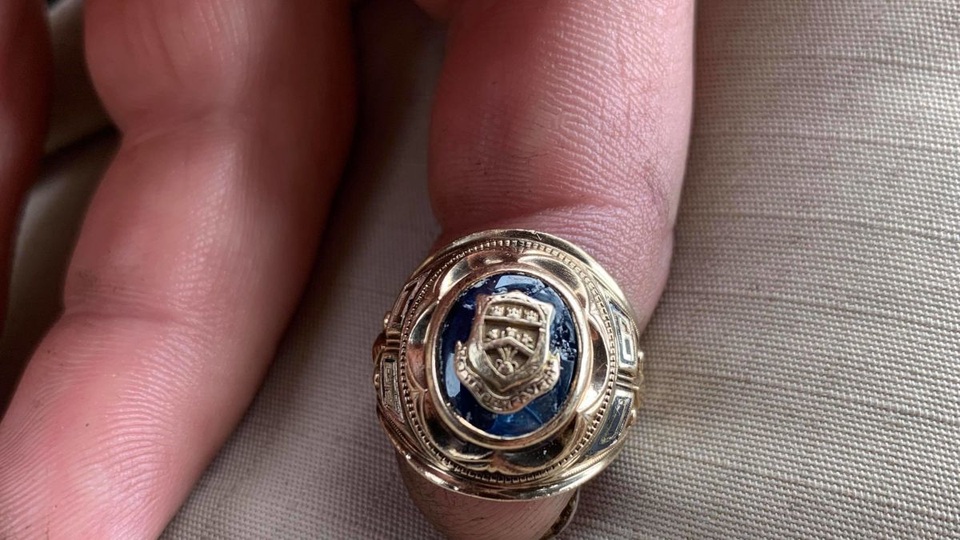 Đang lặn ao thì vớ được nhẫn vàng 60 năm tuổi - 2 Đang lặn ao thì vớ được nhẫn vàng 60 năm tuổi - 2