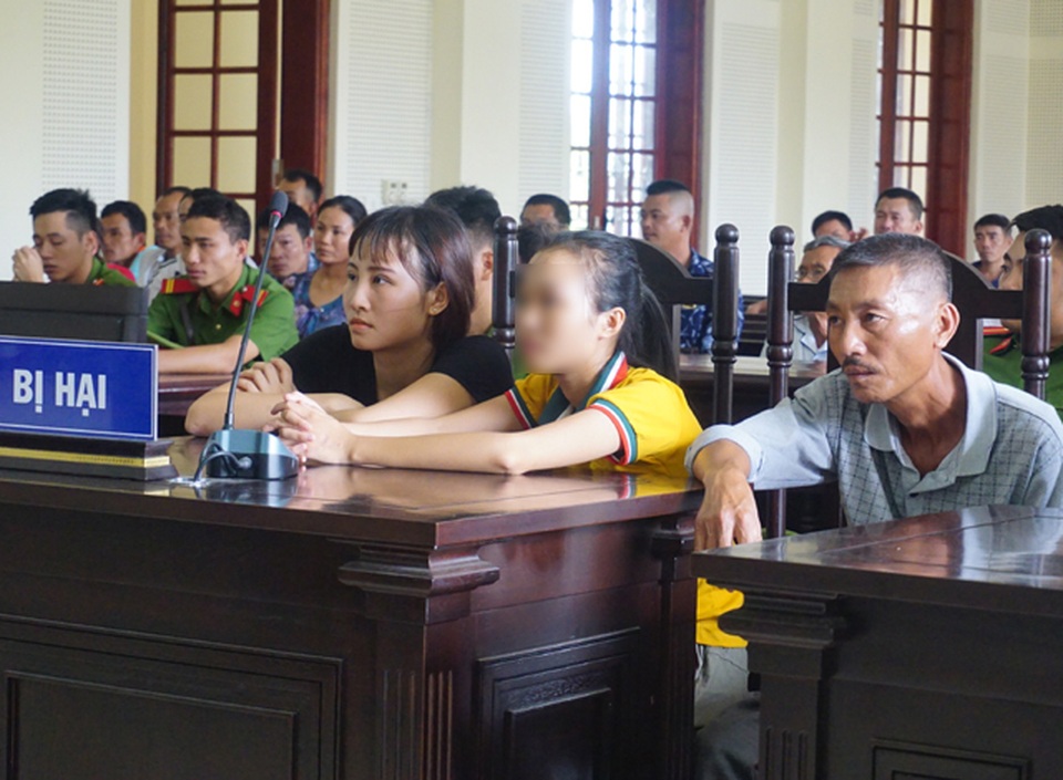 Ký ức của cô bé 15 tuổi chứng kiến chú giết mẹ, bản thân bị chém nhiều nhát - 1 Ký ức của cô bé 15 tuổi chứng kiến chú giết mẹ, bản thân bị chém nhiều nhát - 1