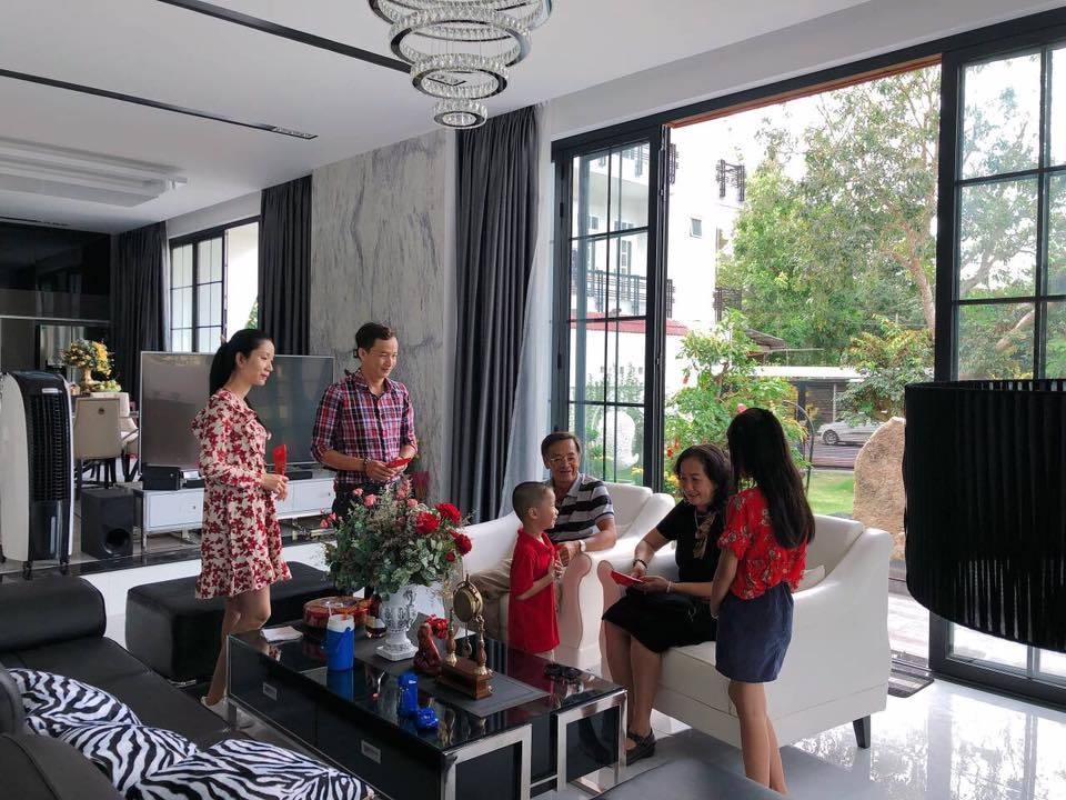 Quốc Trường “Về nhà đi con” lộ nội thất biệt thự “khủng”, đưa gia đình đi du hí - 14 Quốc Trường “Về nhà đi con” lộ nội thất biệt thự “khủng”, đưa gia đình đi du hí - 14